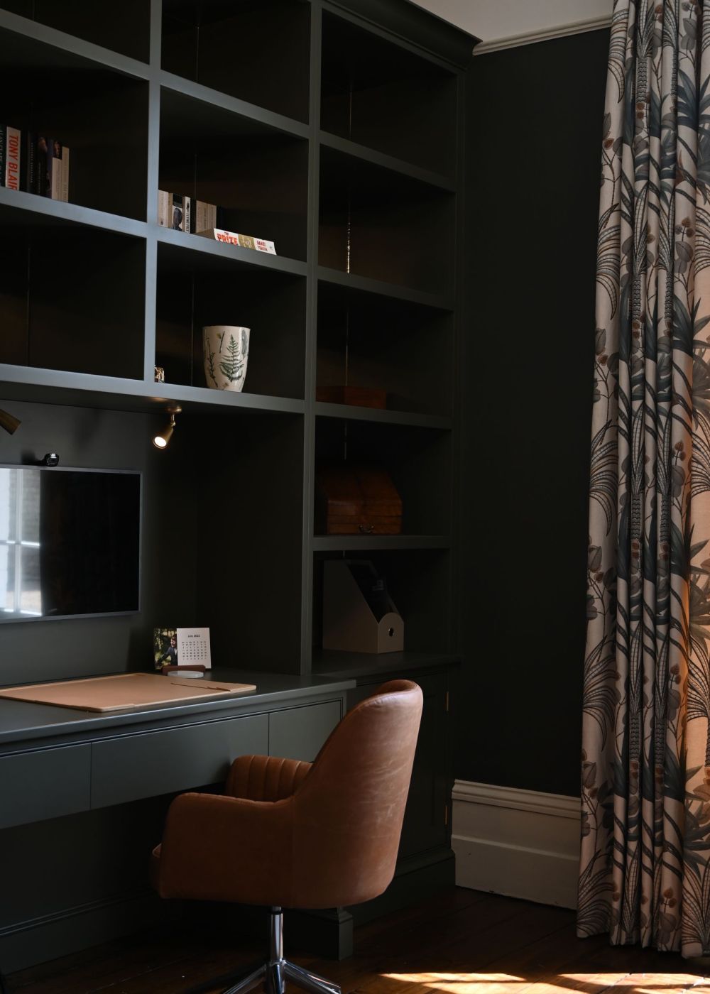 Study unit closer up dressed